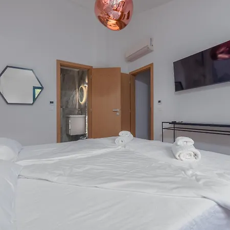 Sunset Apartment *